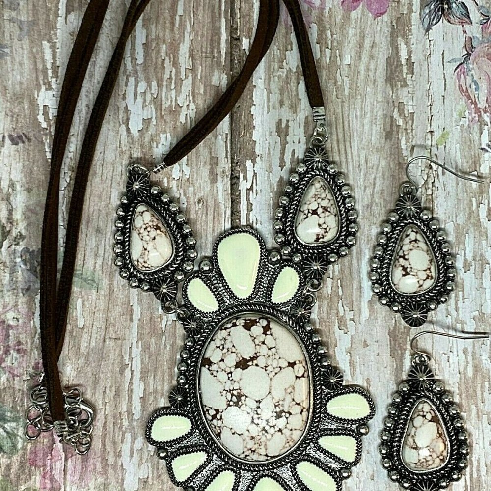 Western Southwest Christmas Spirit White Buffalo Pendant Rawhide Necklace slvr - Picture 4 of 9